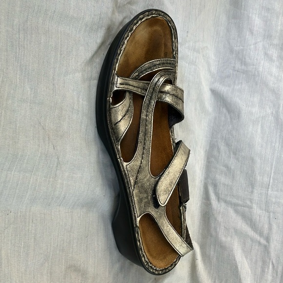 Naot size 41 sparkly bronze Sandals Velcro Ankle /toe Straps & Wedge sole - Picture 10 of 16